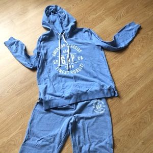 Gap: blue sweatsuit